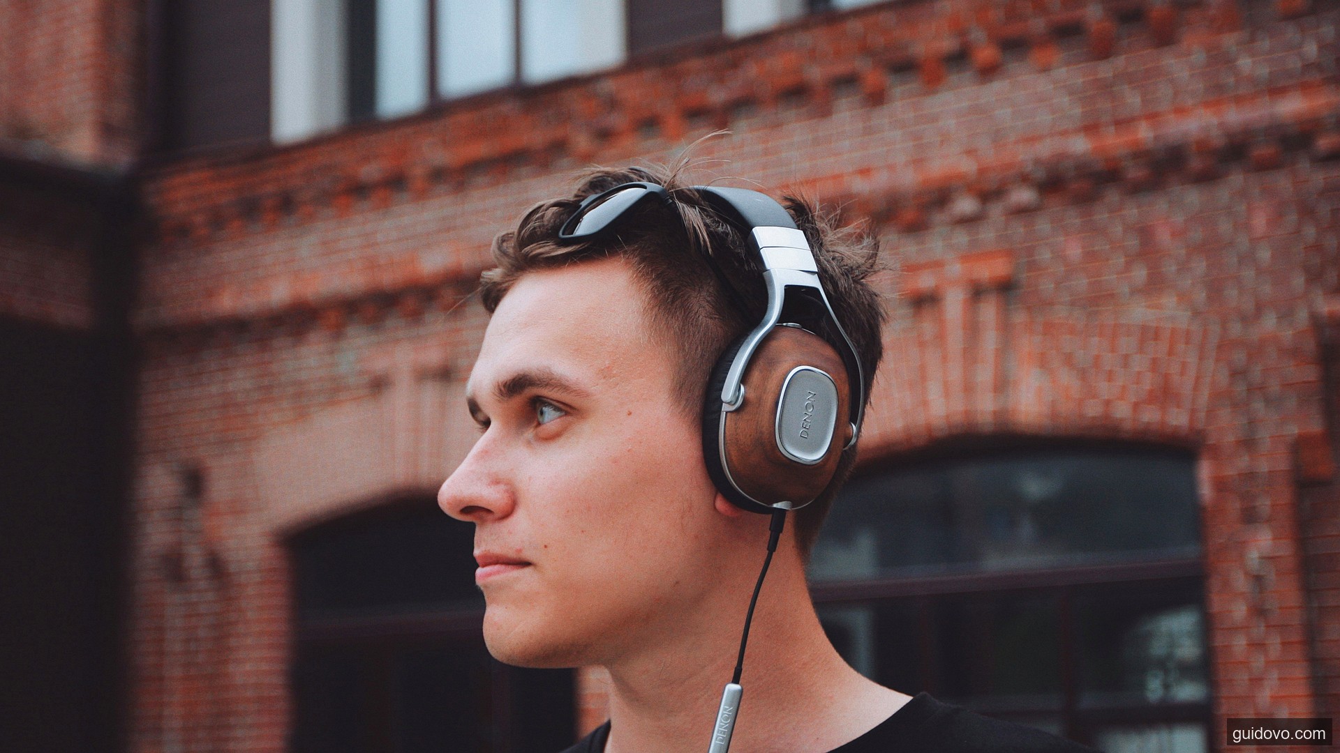 man using black and gray corded headphones - Photo: Pacha パチャ Shot’s