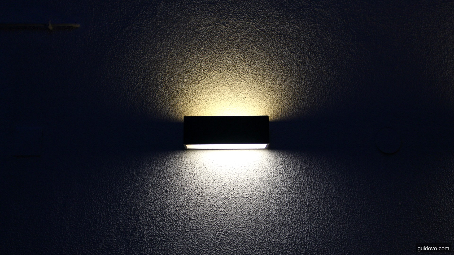 rectangular black sconces with dim light - Photo: Keith Xu